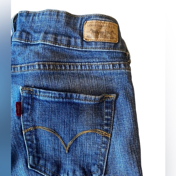 Levi’s Woman’s Dark Wash 526th Slender Straight Jeans, Size 4 - Picture 3 of 6